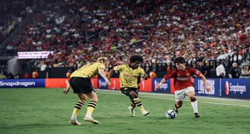 الهزيمة الثالثة.. مانشستر يونايتد يخسر أمام دورتموند وديًا